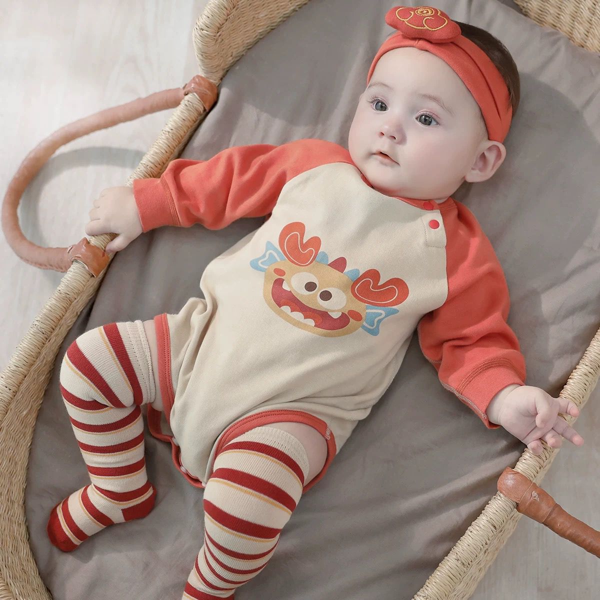 (Pre-Order) Han Gong Fu Sunny Dragon Raglan & Socks Bundle