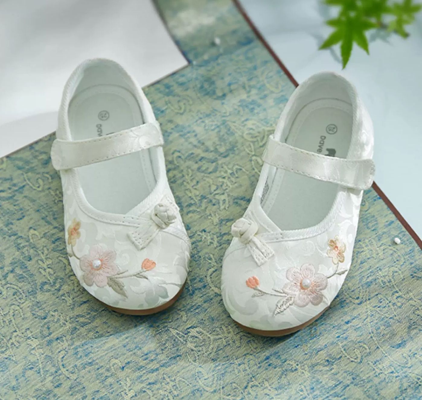 (Pre-Order) Dave & Bella Chinese Style Flat Shoes with Embroidery (No Box)