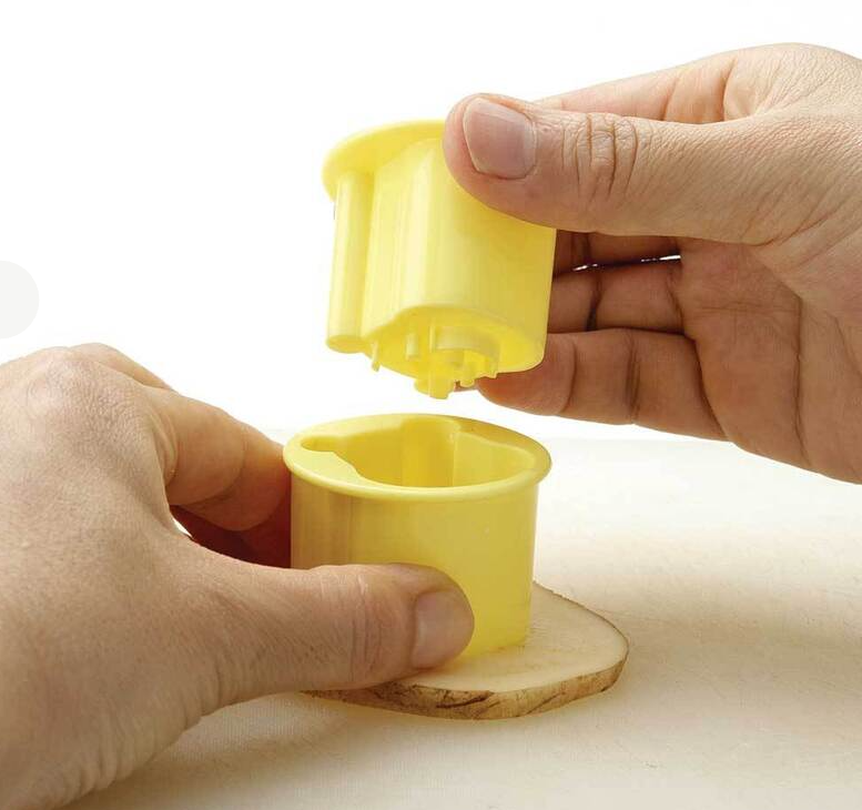 (Pre-Order) Skater Winnie the Pooh Vegetable Cutter [Set of 2]  Face Cutter