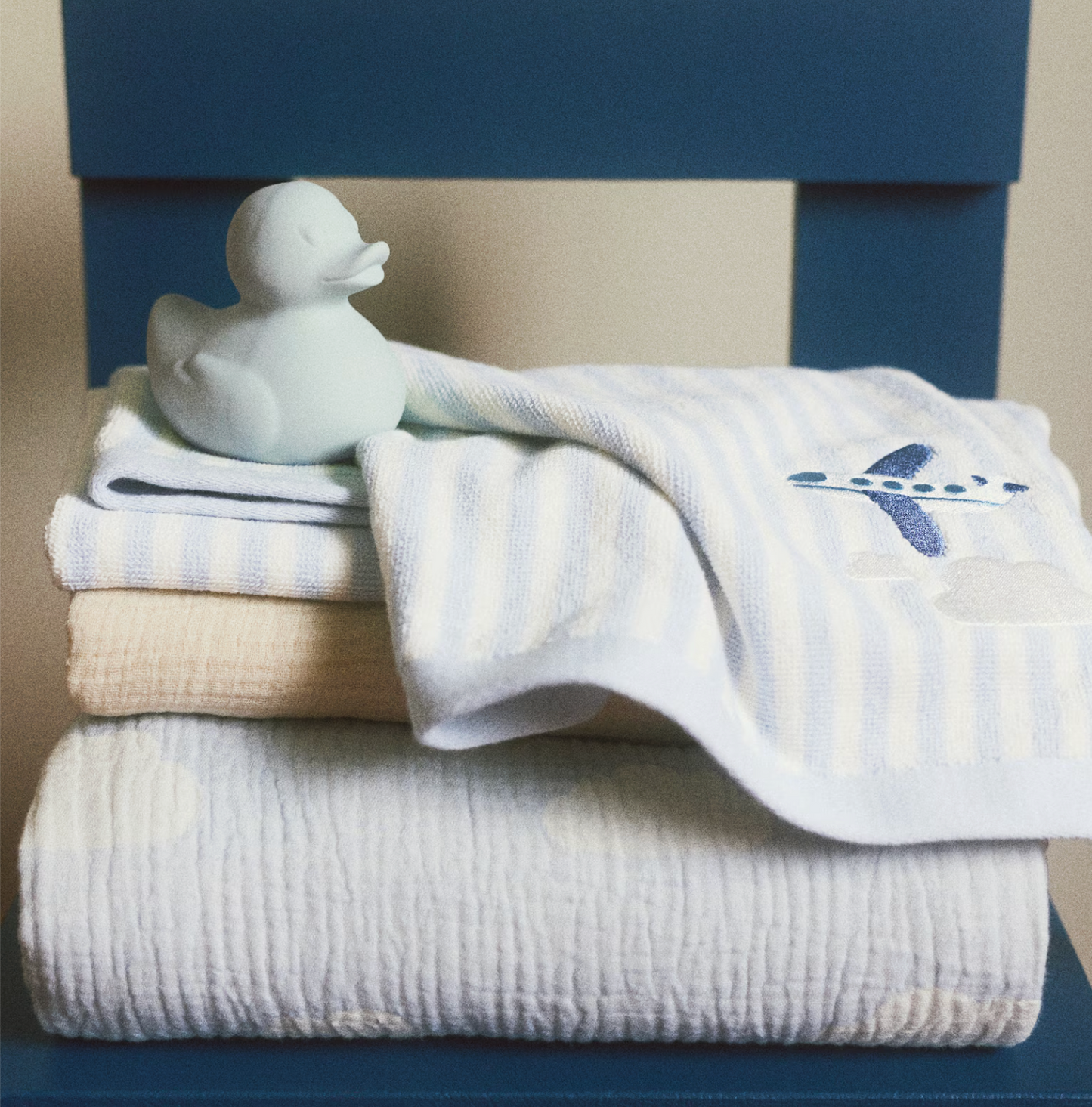 (Pre-order) H&M Home Embroidery-detail Bath Towel 60x125cm Airplane